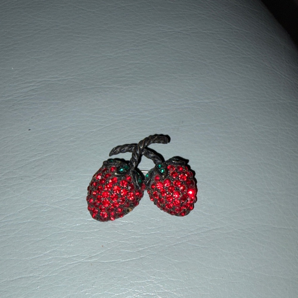 Strawberry Crystal Weiss Brooch